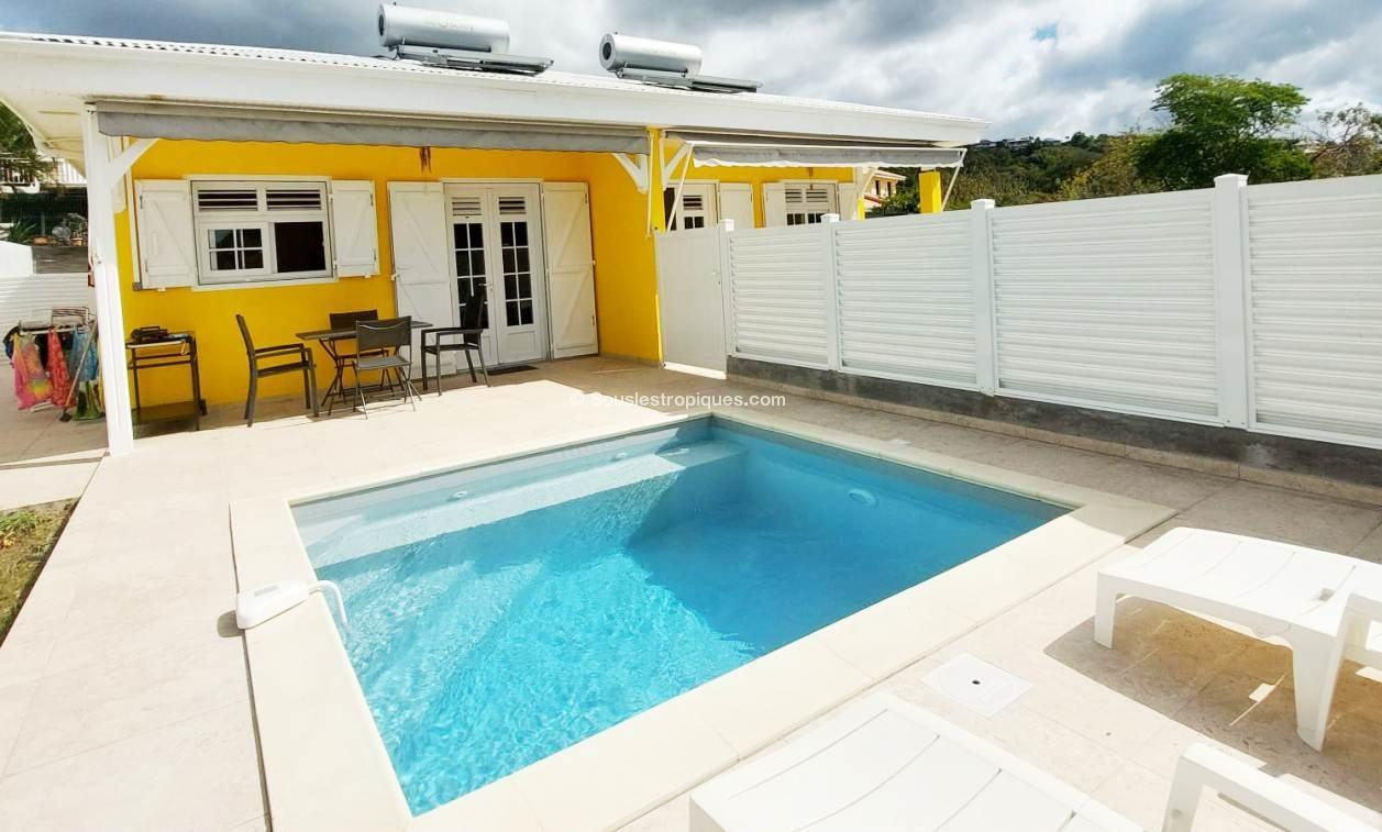 Vacances en Martinique avec bébé: location du lit parapluie avec matelas